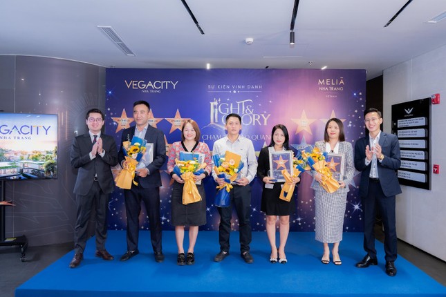 Gần 1 tỷ đồng tiền thưởng dành cho đại lý lập kỷ lục doanh số bán hàng Vega City Nha Trang ảnh 1
