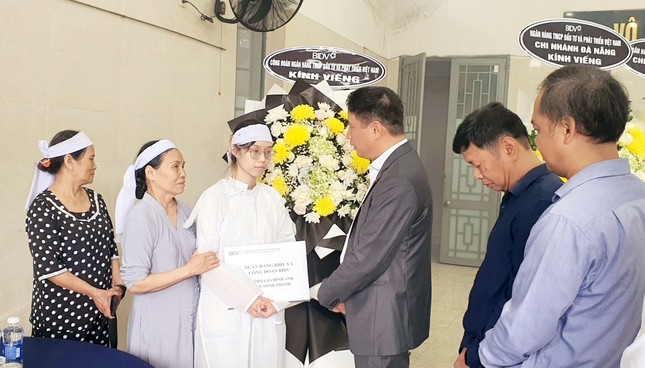 Lãnh đạo BIDV thăm, viếng và hỗ trợ gia đình nạn nhân vụ cướp ngân hàng tại Đà Nẵng ảnh 1
