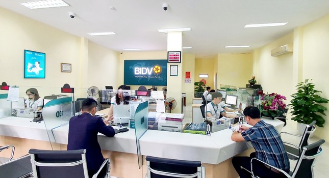 Lãnh đạo BIDV thăm, viếng và hỗ trợ gia đình nạn nhân vụ cướp ngân hàng tại Đà Nẵng ảnh 2