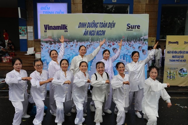 Hàng chục nghìn người cao tuổi khắp cả nước được thăm khám sức khỏe miễn phí ảnh 1