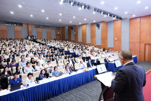 Giáo sư Hiệp sĩ Jonathan Van Tam - niềm tự hào người Việt thành công ở Anh ảnh 1
