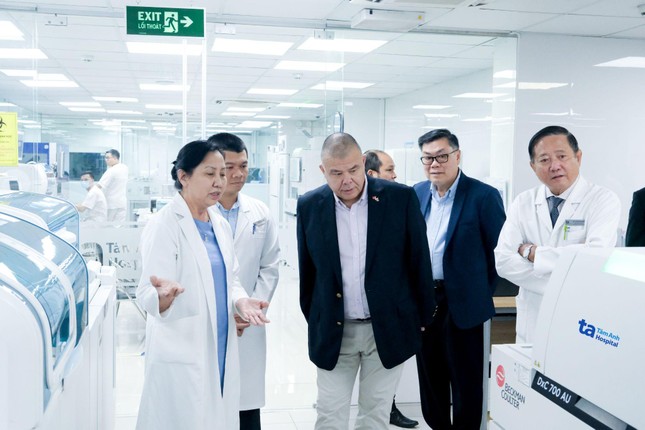 Giáo sư Hiệp sĩ Jonathan Van Tam - niềm tự hào người Việt thành công ở Anh ảnh 3