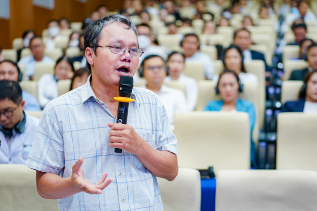 Giáo sư Hiệp sĩ Jonathan Van Tam - niềm tự hào người Việt thành công ở Anh ảnh 4