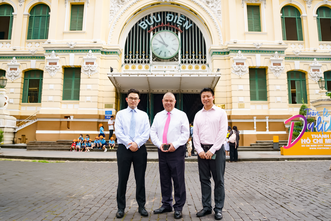 Giáo sư Hiệp sĩ Jonathan Van Tam - niềm tự hào người Việt thành công ở Anh ảnh 5