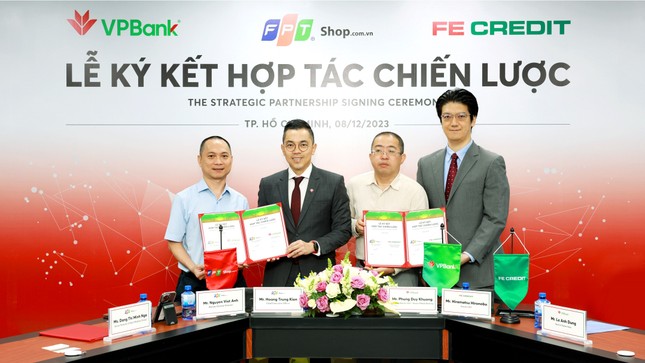 VPBank và FE CREDIT hợp tác chiến lược FPT Shop hỗ trợ khách hàng mua sắm thiết bị điện tử ảnh 1