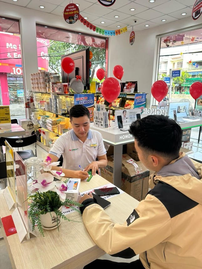 VPBank và FE CREDIT hợp tác chiến lược FPT Shop hỗ trợ khách hàng mua sắm thiết bị điện tử ảnh 2