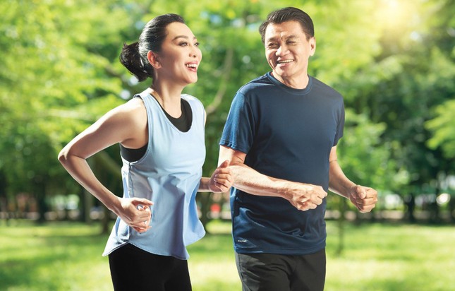 Bổ sung NMN hỗ trợ tăng cường sức mạnh và hiệu suất cơ bắp ở nam giới trung niên ảnh 1