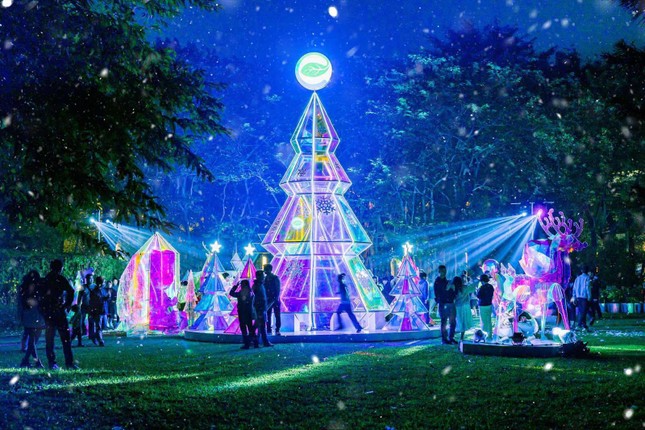 Giáng sinh rực rỡ sắc màu tại “khu rừng pha lê” tuyết trắng Ecopark ảnh 1