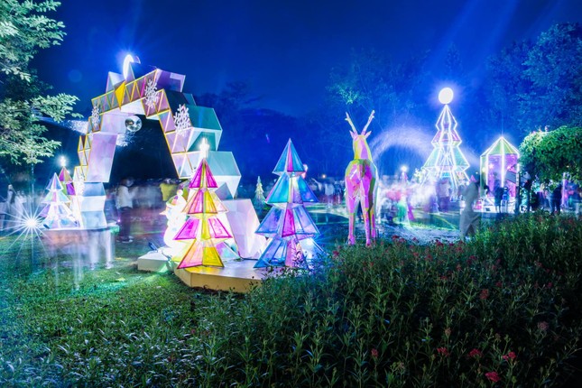 Giáng sinh rực rỡ sắc màu tại “khu rừng pha lê” tuyết trắng Ecopark ảnh 2