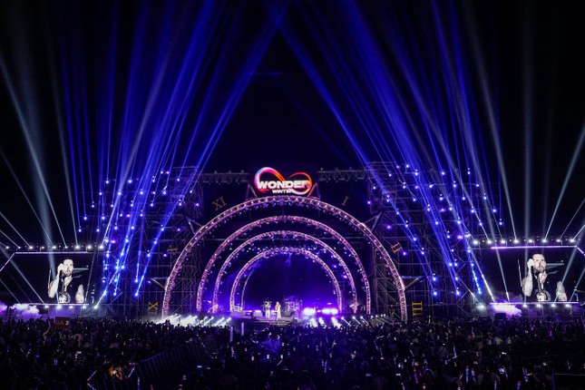 Loạt songlist “cực cháy” của Maroon 5 trên sân khấu 8wonder Winter Festival tại Phú Quốc ảnh 1