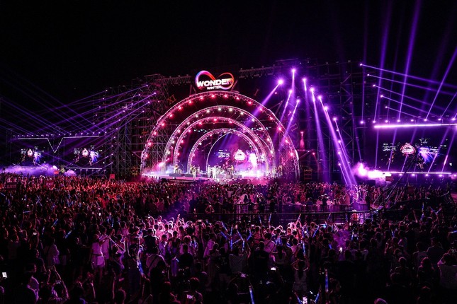 Loạt songlist “cực cháy” của Maroon 5 trên sân khấu 8wonder Winter Festival tại Phú Quốc ảnh 14