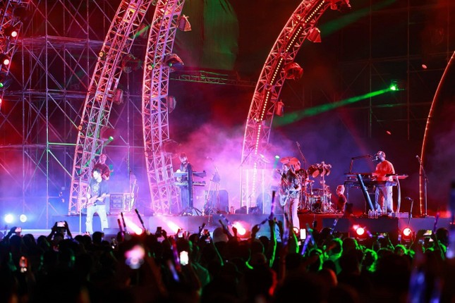 Loạt songlist “cực cháy” của Maroon 5 trên sân khấu 8wonder Winter Festival tại Phú Quốc ảnh 2