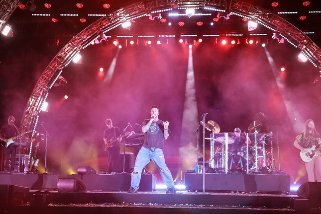 Loạt songlist “cực cháy” của Maroon 5 trên sân khấu 8wonder Winter Festival tại Phú Quốc ảnh 4