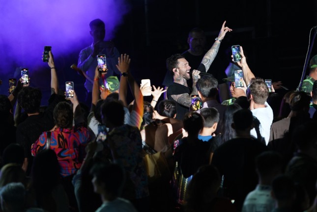 Loạt songlist “cực cháy” của Maroon 5 trên sân khấu 8wonder Winter Festival tại Phú Quốc ảnh 8