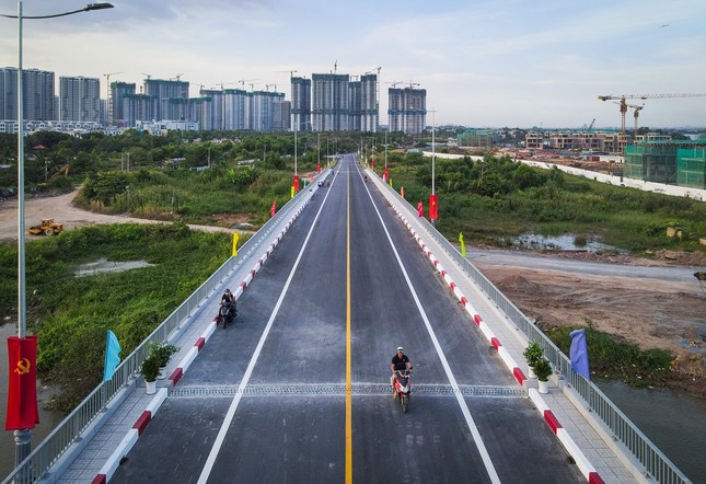 Cầu Long Đại thông xe, gia tăng sức hút cho khu đô thị Vinhomes Grand Park ảnh 1