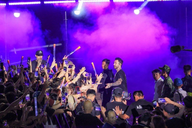 Maroon 5 liên tục “khoe ảnh” về “thành phố không ngủ” Grand World ảnh 3