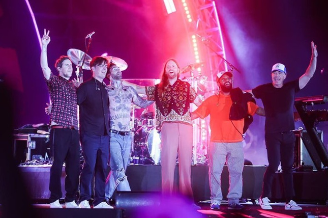 Maroon 5 liên tục “khoe ảnh” về “thành phố không ngủ” Grand World ảnh 4