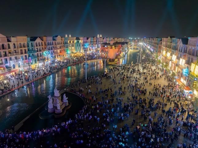 Mãn nhãn với show thực cảnh 3D mapping trên sân khấu thuyền lớn nhất châu Á tại phía Đông Hà Nội ảnh 13