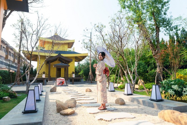 Dân cư mạng xôn xao ngôi Chùa Vàng đẹp như tranh vẽ vùng ngoại ô Hà Nội ảnh 2
