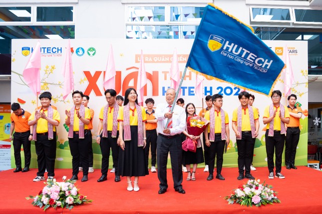 Rực rỡ sắc vàng HUTECH trong lễ ra quân chiến dịch Xuân tình nguyện 2024 ảnh 1