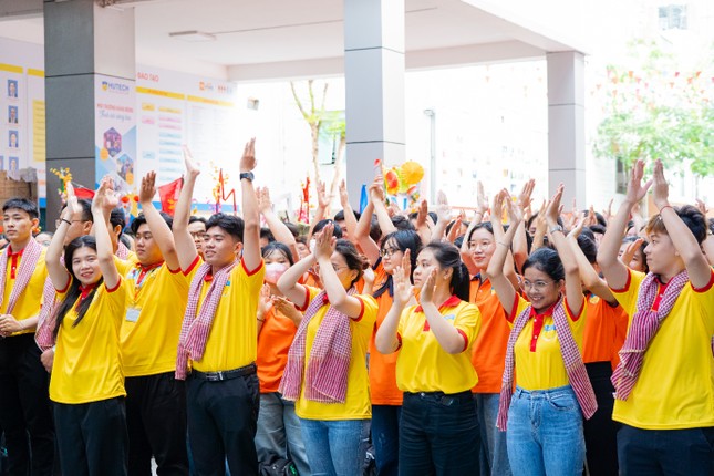 Rực rỡ sắc vàng HUTECH trong lễ ra quân chiến dịch Xuân tình nguyện 2024 ảnh 2