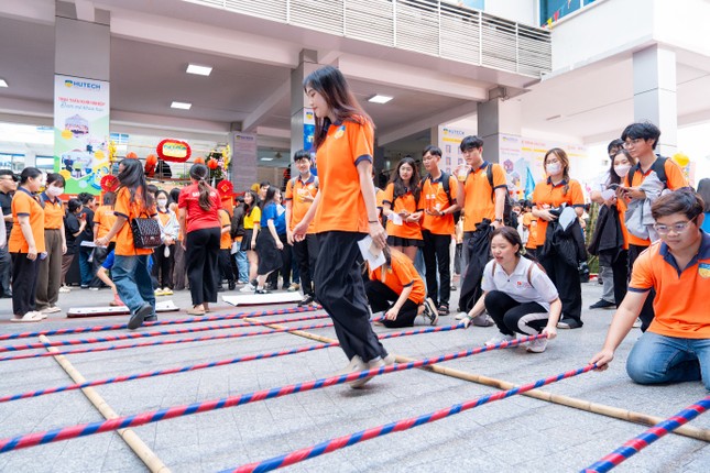 Rực rỡ sắc vàng HUTECH trong lễ ra quân chiến dịch Xuân tình nguyện 2024 ảnh 3