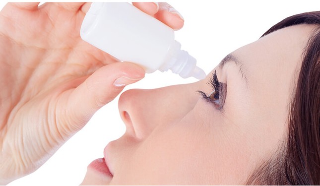 Nguy cơ mất thị lực vì sử dụng thuốc nhỏ mắt sai cách ảnh 1