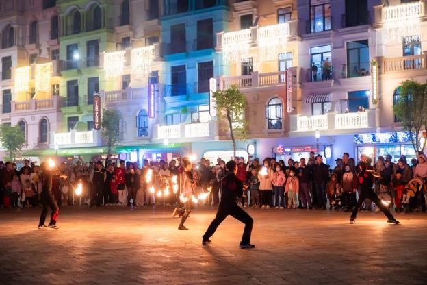 Khám phá tour du lịch đêm cực đã cho giới trẻ Hà thành dịp lễ này ảnh 11