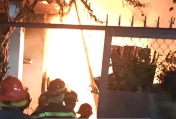 Dân leo rào phá cửa giải cứu gia đình 4 người bị lửa bao trùm ảnh 1