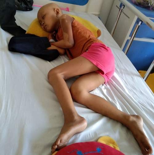 Feeling sorry for the little girl with leukemia who was in danger because her family ran out of money photo 1