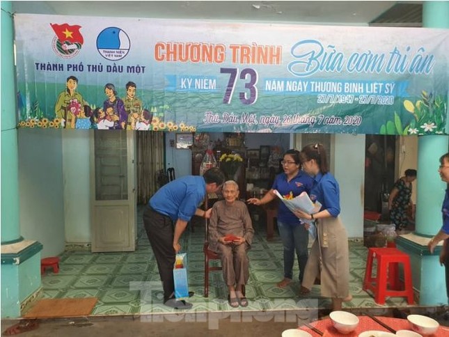 Tuổi trẻ Bình Dương ‘biến hình’ cột bê tông trong ngày Chủ nhật Xanh ảnh 7