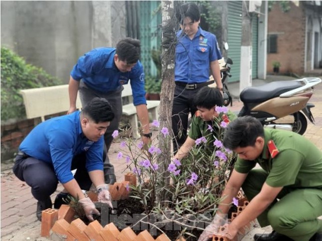 Tuổi trẻ Bình Dương ‘biến hình’ cột bê tông trong ngày Chủ nhật Xanh ảnh 6