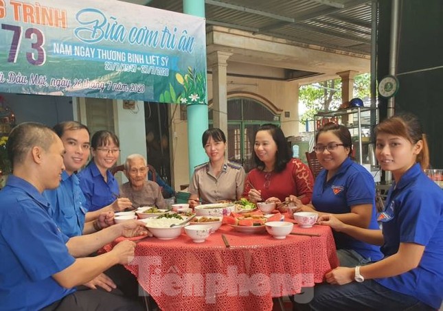 Tuổi trẻ Bình Dương ‘biến hình’ cột bê tông trong ngày Chủ nhật Xanh ảnh 8