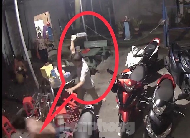 Nghĩ hàng xóm tụ tập nói xấu mình, thanh niên vác dao qua chém loạn xạ ảnh 1