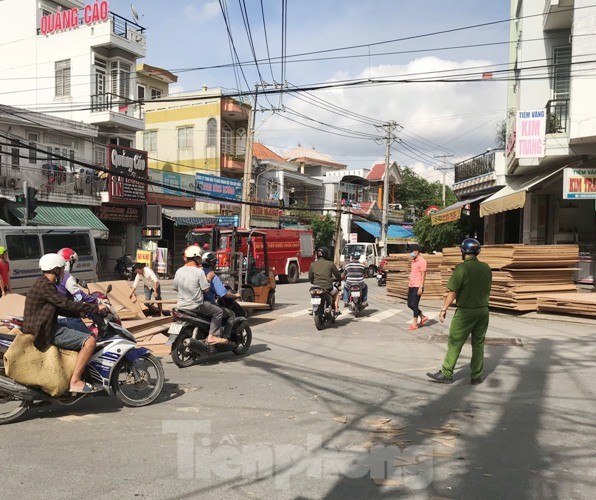 Người đi đường 'tá hỏa' khi hàng tấn gỗ lao từ trên container xuống đường ảnh 2