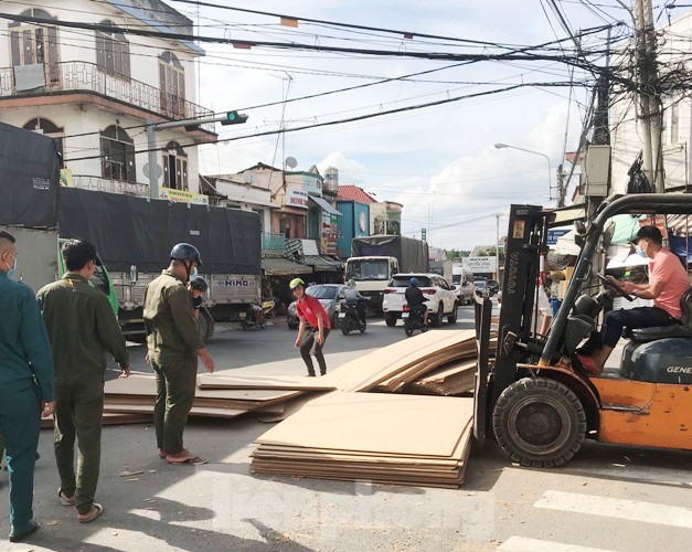 Người đi đường 'tá hỏa' khi hàng tấn gỗ lao từ trên container xuống đường ảnh 3