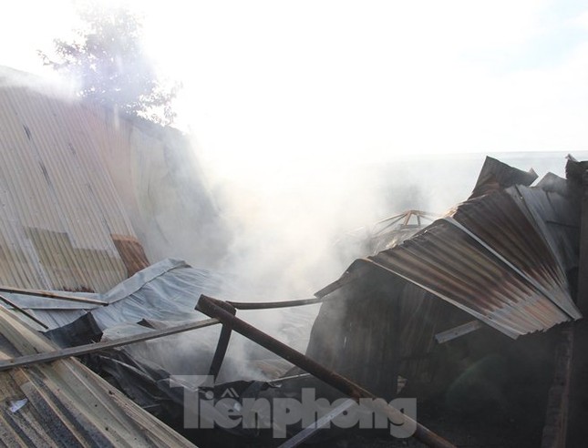 ‘Bà hoả’ thiêu rụi kho phế liệu và hai quán cà phê ảnh 3