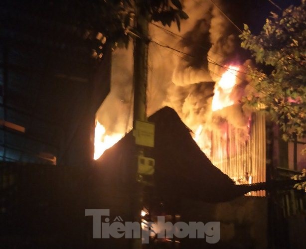 ‘Bà hoả’ thiêu rụi kho phế liệu và hai quán cà phê ảnh 1
