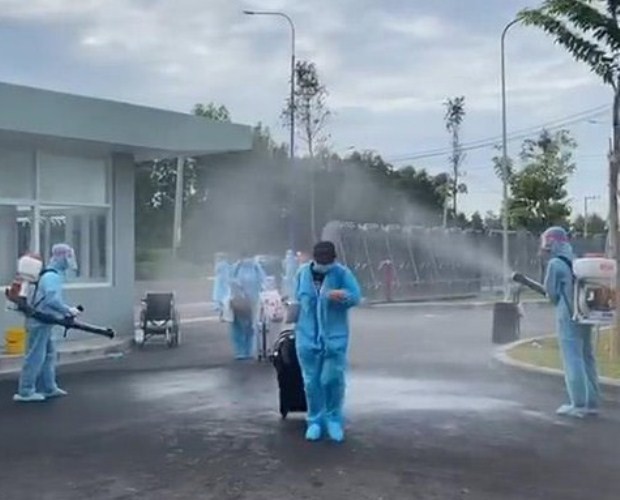 Leo rào bán hàng cho người về từ vùng dịch COVID-19 ảnh 1