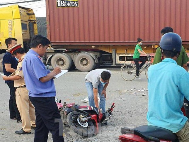 Xe container cán chết người giữa ngã tư rồi bỏ chạy ảnh 1