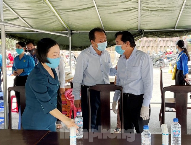 Cư dân bất ngờ khi bị phong tỏa nơi sinh sống do có ca dương tính với SARS- CoV-2 ảnh 2