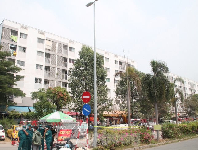 Cư dân bất ngờ khi bị phong tỏa nơi sinh sống do có ca dương tính với SARS- CoV-2 ảnh 1