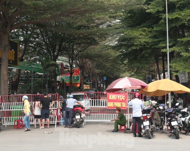 Cư dân bất ngờ khi bị phong tỏa nơi sinh sống do có ca dương tính với SARS- CoV-2 ảnh 5
