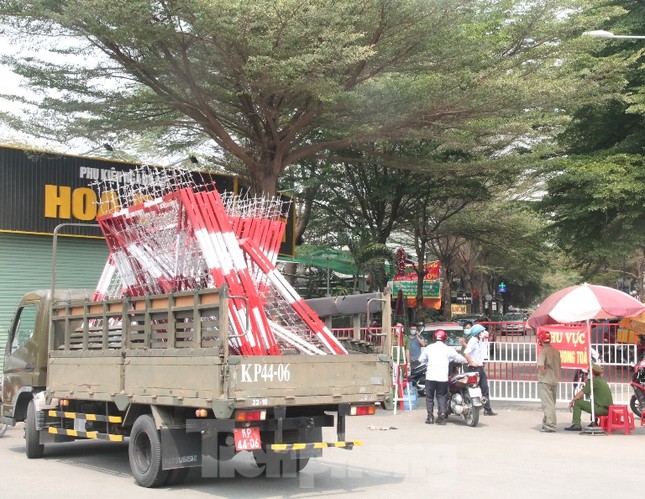 Cư dân bất ngờ khi bị phong tỏa nơi sinh sống do có ca dương tính với SARS- CoV-2 ảnh 3