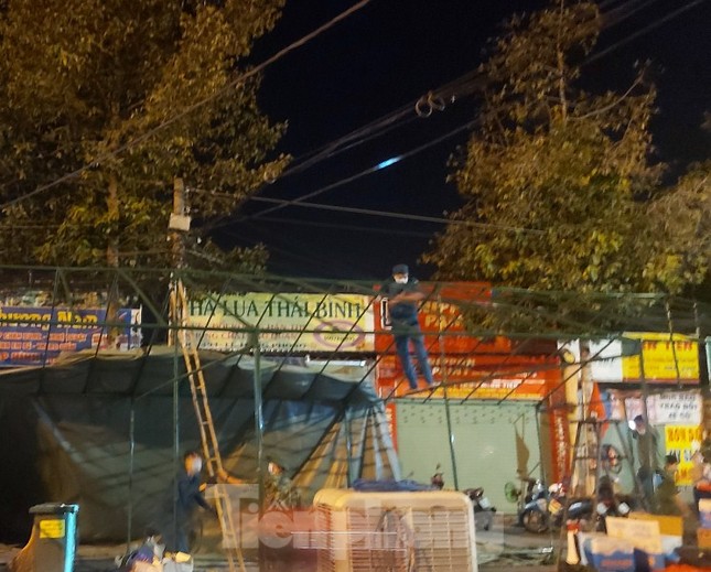 Bình Dương dỡ phong tỏa sớm một số khu vực để người dân kịp mua sắm Tết ảnh 1