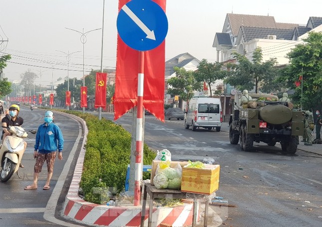 Bình Dương dỡ phong tỏa sớm một số khu vực để người dân kịp mua sắm Tết ảnh 3