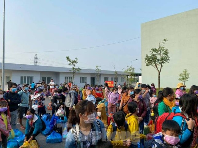 Hơn 100 trẻ em rời khu cách ly ở Bình Dương về nhà ngày mùng 3 Tết ảnh 2