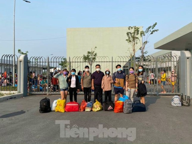 Hơn 100 trẻ em rời khu cách ly ở Bình Dương về nhà ngày mùng 3 Tết ảnh 6