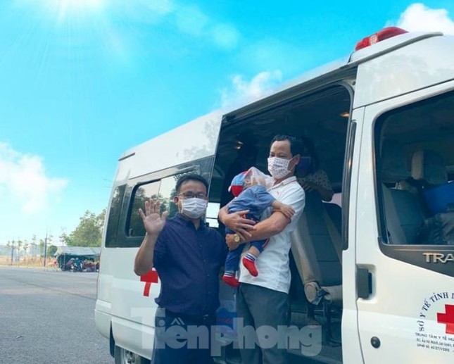 Hơn 100 trẻ em rời khu cách ly ở Bình Dương về nhà ngày mùng 3 Tết ảnh 5