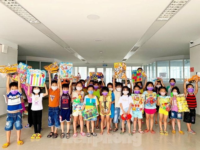 Hơn 100 trẻ em rời khu cách ly ở Bình Dương về nhà ngày mùng 3 Tết ảnh 3